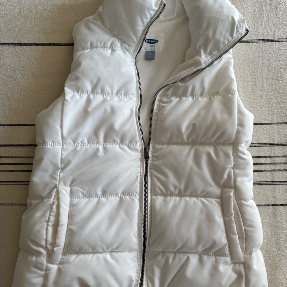 Old Navy Women's White Puffer Vest